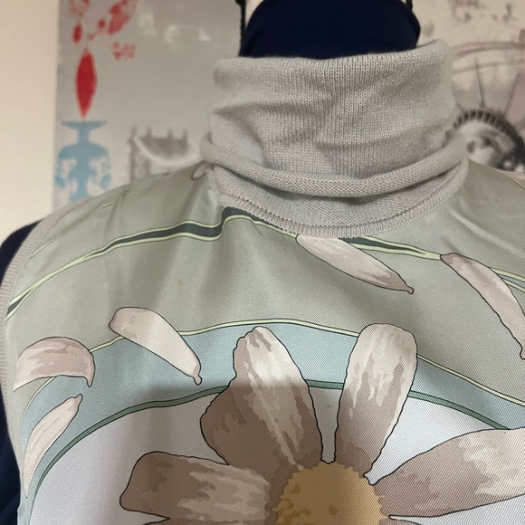 Vintage Hermes Jacket Silk Paperoles Reversible
And Top Cashmere Print S mint 💚🤍 - Picture 5 of 17